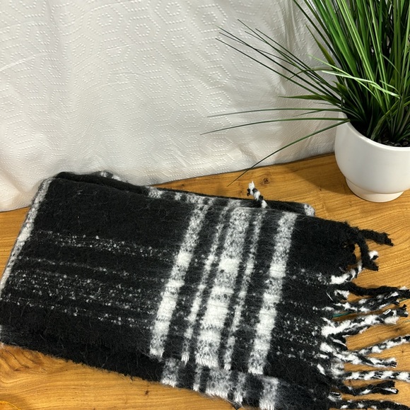 Banana Republic Rectangle Oversized fuzzy Scarf fringe recycled polyester - Picture 9 of 12